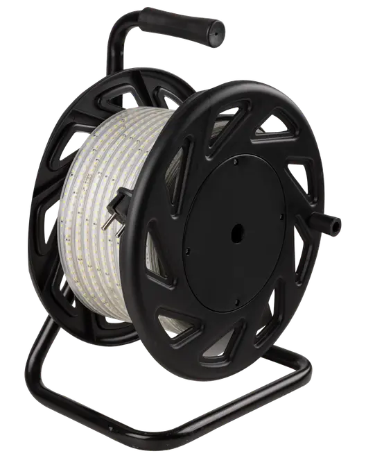 En lang, fleksibel LED-lysslange rullet pænt op på en stor, sort plastspole med en robust metalramme. Spolen har et håndtag øverst for nem transport og et sidehåndtag til at rulle lysslangen ind eller ud. LED-lysslangen er indkapslet i en gennemsigtig beskyttende belægning, hvilket gør den velegnet til både indendørs og udendørs brug.
