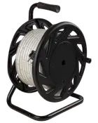 En lang, fleksibel LED-lysslange rullet pænt op på en stor, sort plastspole med en robust metalramme. Spolen har et håndtag øverst for nem transport og et sidehåndtag til at rulle lysslangen ind eller ud. LED-lysslangen er indkapslet i en gennemsigtig beskyttende belægning, hvilket gør den velegnet til både indendørs og udendørs brug.