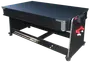 Sort multispilsbord med flad top, solide ben og opbevaring til køer under bordet. Røde og hvide håndtag på siden, egnet til billard, airhockey eller bordtennis.
