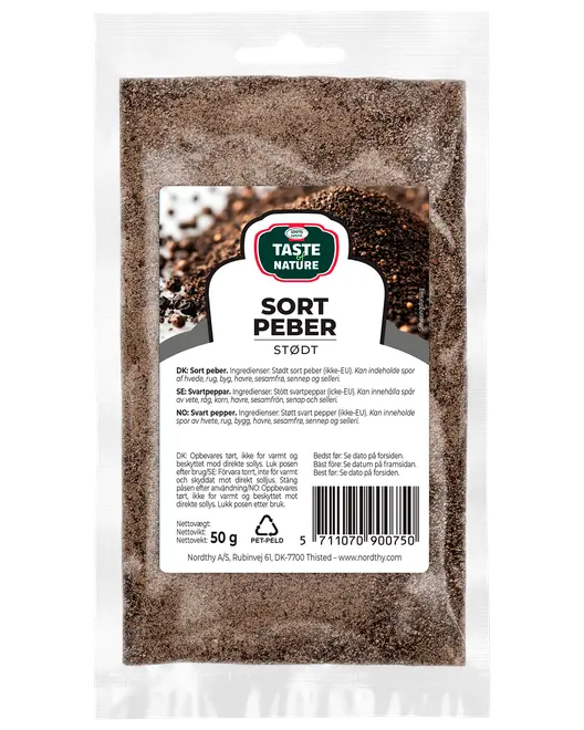 50g påse med malen svartpeppar från Taste of Nature. Klar plastförpackning med etikett, produktnamn, ingredienser och streckkod. Finmalt, mörkbrunt pulver synligt i påsen.