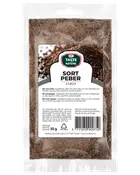 50g påse med malen svartpeppar från Taste of Nature. Klar plastförpackning med etikett, produktnamn, ingredienser och streckkod. Finmalt, mörkbrunt pulver synligt i påsen.