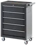 Sort metal værktøjsskuffe med fem skuffer, låsbar top, sidehåndtag, perforeret sidepanel og fire hjul. Perfekt til opbevaring af værktøj i værksted eller garage.