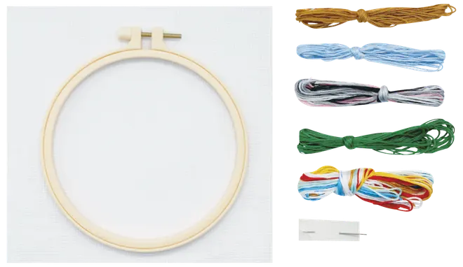 Broderikit med rund plastbåge, sex buntar färgat broderigarn och två nålar. Perfekt för korsstygn eller broderiprojekt. Trådar i olika färger.