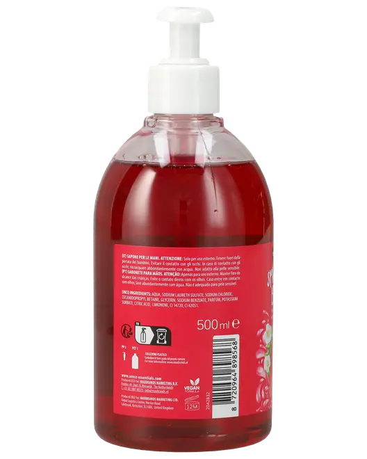 Genomskinlig plastflaska med pump, röd flytande tvål, 500 ml. Baksidesetikett visar ingredienser, bruksanvisning, återvinningssymboler och streckkod. Vegansk, för handtvätt.