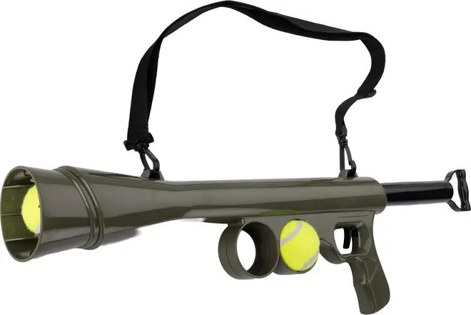 Grön plast tennisbollskastare formad som en bazooka, med axelrem, pistolgrepp och hållare för extra bollar. Inkluderar två gula tennisbollar.