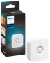 Philips Hue bevægelsessensor, kompakt hvid firkantet enhed med afrundede hjørner, central sensorlinse og lille indikatorlys. Leveres i original emballage med produktbillede.