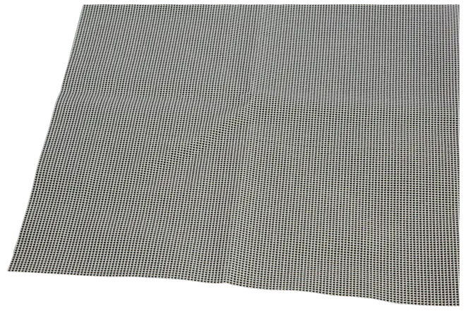 Rektangulärt halkskydd för mattor med rutmönster, tillverkat av vitt syntetmaterial. Håller mattor på plats på hårda golv. Flexibelt och lätt att klippa.