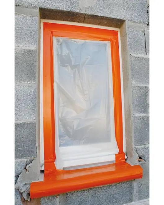 Beskyttende plastikvinduesafdækning med orange malertape, bruges til at beskytte vinduer under byggeri eller maling. Passer til rektangulære vinduer, nem at påføre og fjerne.