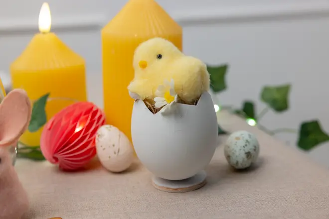 Påskkyckling äggskal H. 10 cm 2-pack