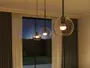 Moderne pendellamper med klare glaskupler, sorte ophæng og synlige LED-pærer. Sæt med tre, perfekte til spise- eller opholdsstue, giver varm og hyggelig belysning.