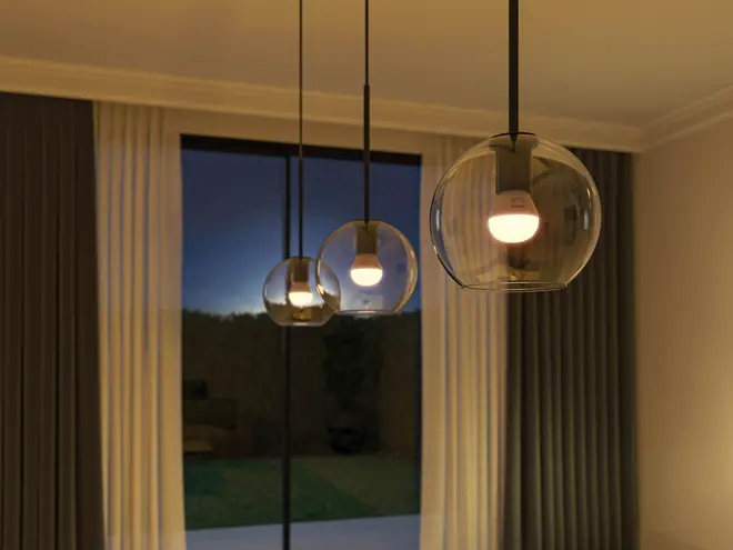Moderne pendellamper med klare glaskupler, sorte ophæng og synlige LED-pærer. Sæt med tre, perfekte til spise- eller opholdsstue, giver varm og hyggelig belysning.