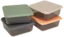 Fyra kvadratiska matlådor i plast med färgade lock (grön, grå, beige, orange). Transparenta bottnar, stapelbara, perfekta för matrester eller matförberedelse.
