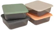 Fyra kvadratiska matlådor i plast med färgade lock (grön, grå, beige, orange). Transparenta bottnar, stapelbara, perfekta för matrester eller matförberedelse.