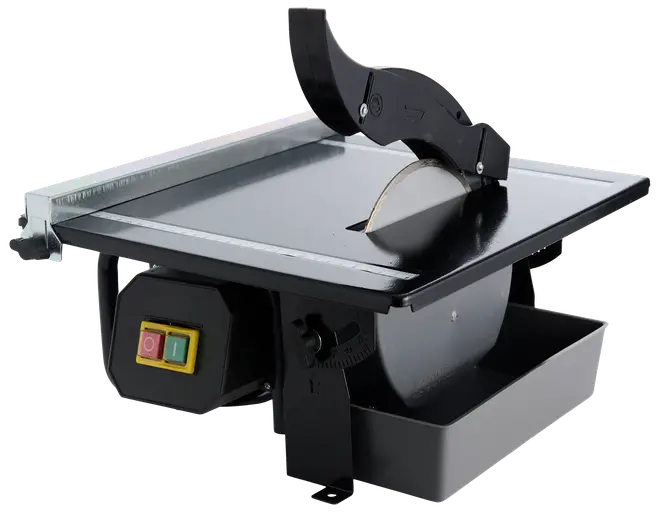 Elektrisk fliseskærer med rund klinge, beskyttelsesafdækning, justerbar vinkelguide og vandbakke. Har tænd/sluk-knap og robust metalbord til præcis skæring af fliser.