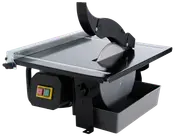 Elektrisk fliseskærer med rund klinge, beskyttelsesafdækning, justerbar vinkelguide og vandbakke. Har tænd/sluk-knap og robust metalbord til præcis skæring af fliser.