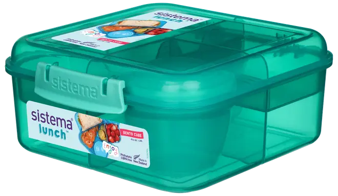 Gennemsigtig grøn plastik madkasse med sikker kliklås, opdelte rum og aftagelig beholder indeni. BPA-fri, tåler opvaskemaskine. Mærke: Sistema, model: Bento Cube.