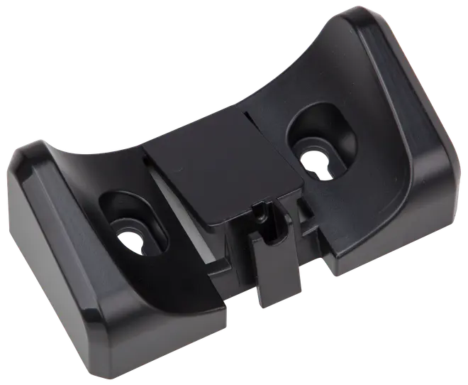 Svart väggfäste i plast med två skruvhål och ett centralt låsclip, avsett för säker montering av kompatibla enheter eller tillbehör på plan yta.