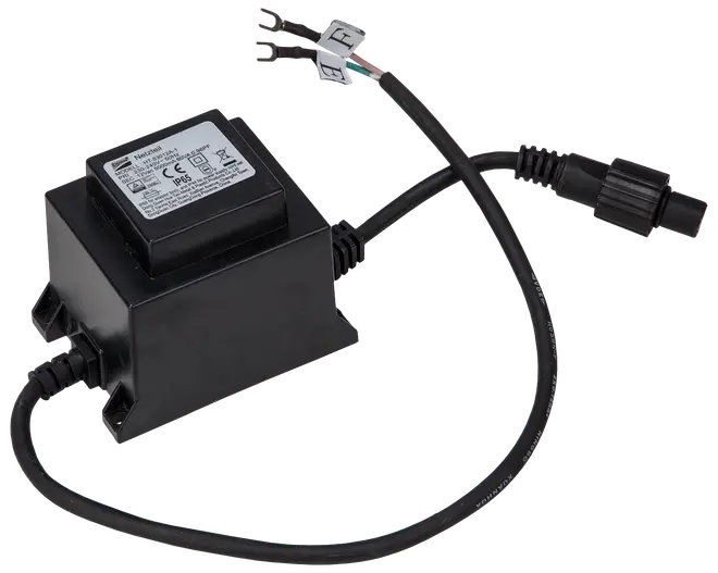 Sort vandtæt transformer med tilsluttet strømkabel, mærket til udendørs brug. Har monteringsflanger, indgangs-/udgangsledninger og stik til nem installation i havebelysningssystemer.