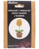 Virkpaket för att skapa en gul blomma i brun kruka med gröna blad. Färdig storlek: 7 x 11 x 5 cm. Innehåller material och instruktioner.