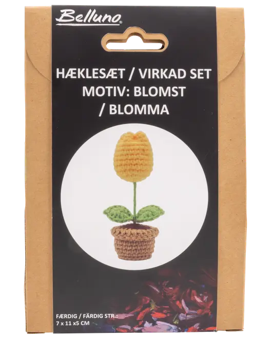 Virkpaket för att skapa en gul blomma i brun kruka med gröna blad. Färdig storlek: 7 x 11 x 5 cm. Innehåller material och instruktioner.