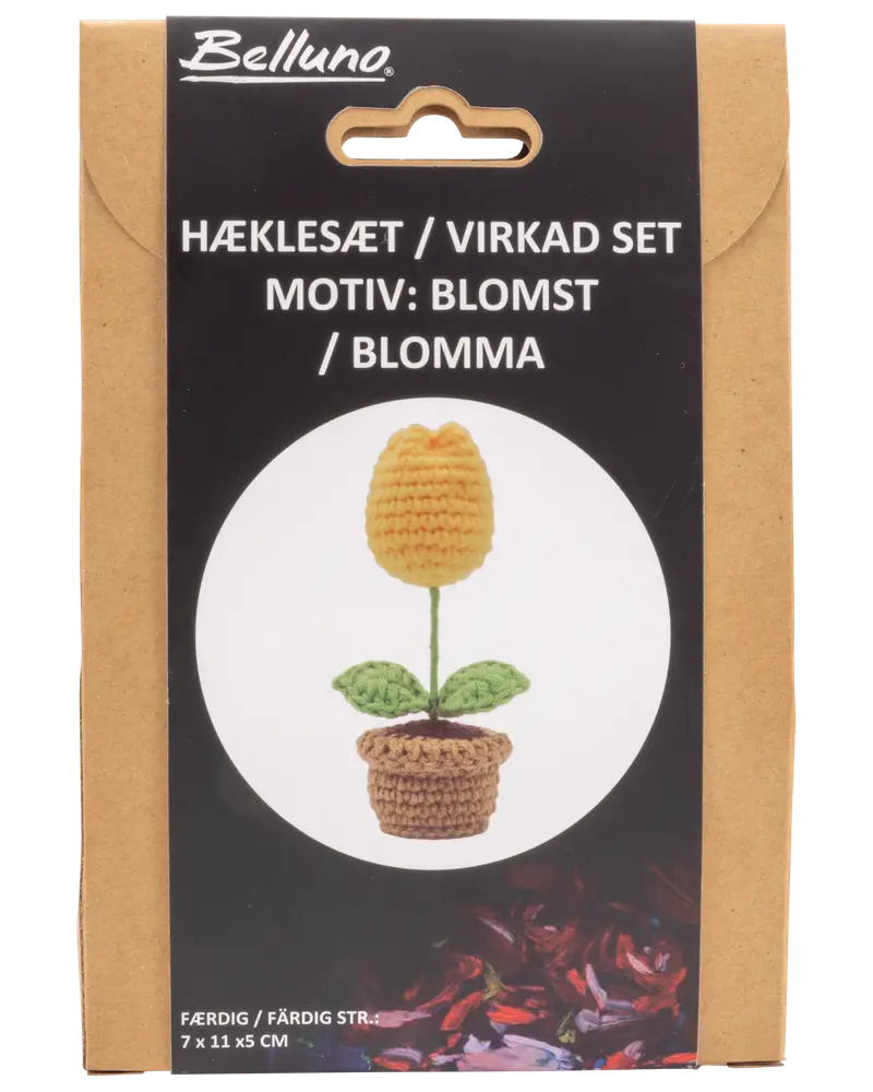 Virkpaket för att skapa en gul blomma i brun kruka med gröna blad. Färdig storlek: 7 x 11 x 5 cm. Innehåller material och instruktioner.
