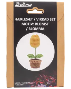 Virkpaket för att skapa en gul blomma i brun kruka med gröna blad. Färdig storlek: 7 x 11 x 5 cm. Innehåller material och instruktioner.