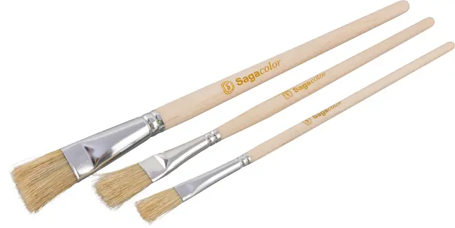 Sæt med tre flade pensler med lyse træskafter, lyse børster og metalbånd. Penslerne har "SagaColor" mærke og kommer i forskellige størrelser til alsidig maling.