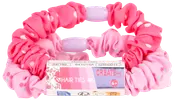 Två tygscrunchies i rosa nyanser med vita prickar, passar barn från 6 år. Mjukt, elastiskt material för bekväm hårstyling.