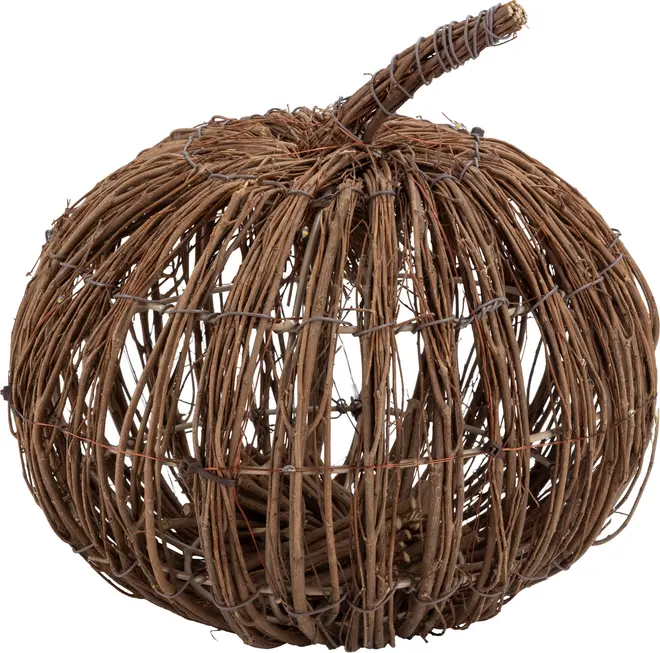 Dekorativ pumpa av flätade naturliga bruna kvistar med böjd stjälk. Ihålig och öppen design, perfekt för höst- eller rustik inredning.