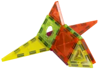 Färgglada magnetiska byggplattor i olika former, inklusive trianglar och fyrkanter, sammansatta till en geometrisk struktur. Bitarnas färger är genomskinligt gul, grön och orange.
