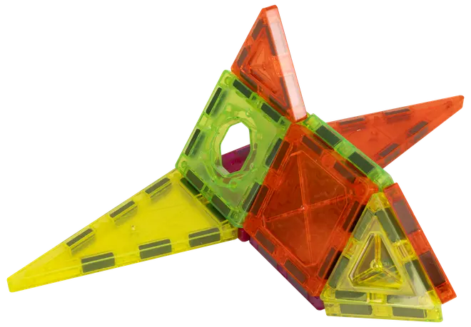 Färgglada magnetiska byggplattor i olika former, inklusive trianglar och fyrkanter, sammansatta till en geometrisk struktur. Bitarnas färger är genomskinligt gul, grön och orange.