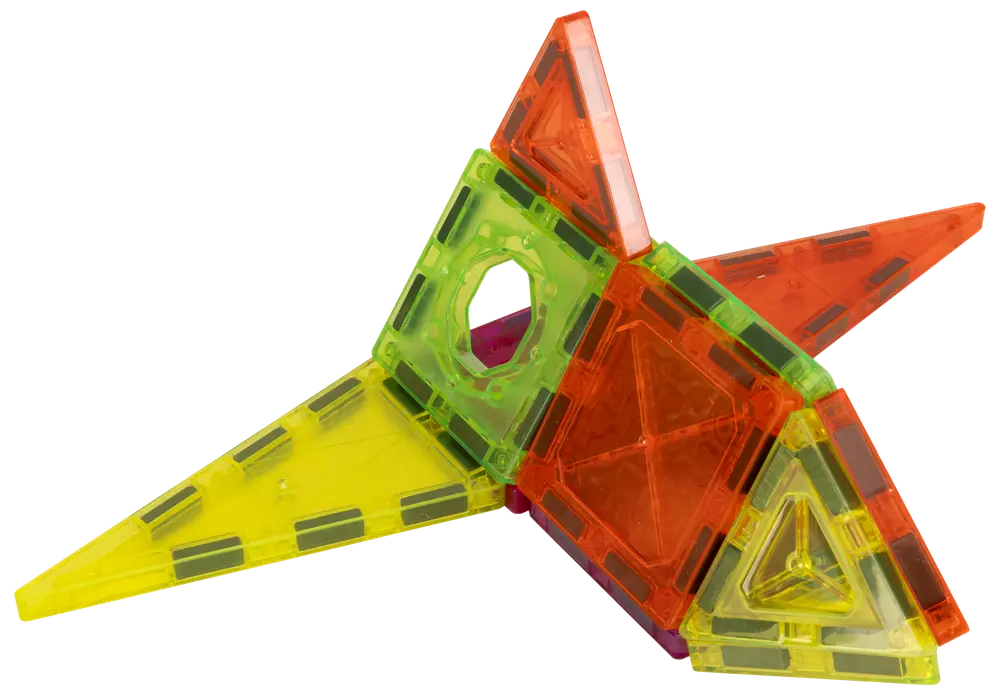 Färgglada magnetiska byggplattor i olika former, inklusive trianglar och fyrkanter, sammansatta till en geometrisk struktur. Bitarnas färger är genomskinligt gul, grön och orange.
