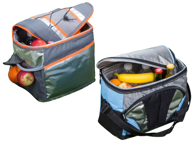 Isolerade mjuka kylväskor med dragkedja, nätfickor och justerbara remmar, fyllda med frukt och dryck. Finns i grönt med orange kant och blått med svart kant.
