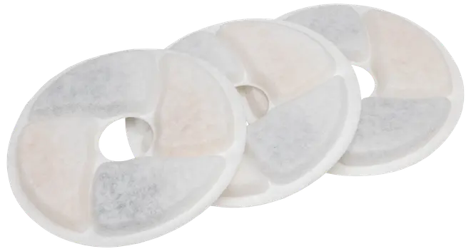 Sæt med tre runde udskiftningsfiltre til kæledyrs vandfontæner, med segmenterede sektioner af hvidt og lysegråt filtermateriale, der fjerner urenheder og forbedrer vandkvaliteten.