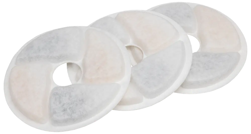 Sæt med tre runde udskiftningsfiltre til kæledyrs vandfontæner, med segmenterede sektioner af hvidt og lysegråt filtermateriale, der fjerner urenheder og forbedrer vandkvaliteten.