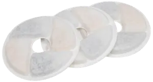 Sæt med tre runde udskiftningsfiltre til kæledyrs vandfontæner, med segmenterede sektioner af hvidt og lysegråt filtermateriale, der fjerner urenheder og forbedrer vandkvaliteten.