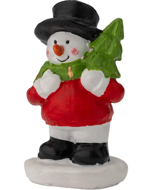 Festlig snemand figur med rød sweater, sort hat og støvler, holder et grønt juletræ. Har smilende ansigt med orange næse og røde kinder, står på hvid base.