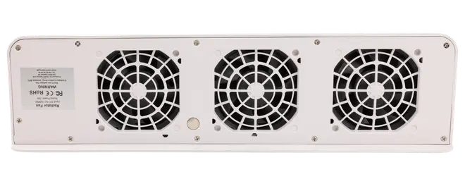 Vitt metallfläktpanel med tre runda fläktar, skyddsgaller och monteringsskruvar. Passar för rack- eller skåpinstallation för bättre luftflöde och kylning.