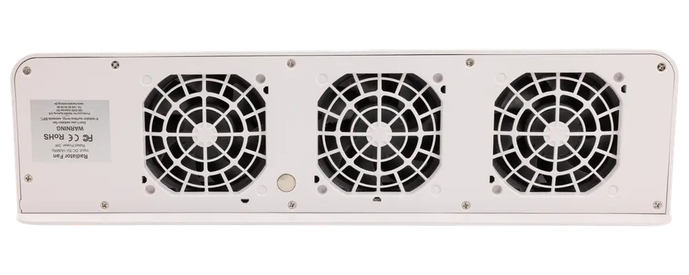 Vitt metallfläktpanel med tre runda fläktar, skyddsgaller och monteringsskruvar. Passar för rack- eller skåpinstallation för bättre luftflöde och kylning.