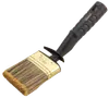 Flad pensel med 70 mm bred børste, guldfarvet metalbånd og ergonomisk sort plastgreb med fingerfordybninger. Velegnet til maling af større overflader.
