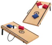 Sæt med to cornhole-brætter i træ med sorte striber og logo, inkluderer røde og blå ærteposer. Brætterne har foldbare ben og bærehåndtag for nem transport.
