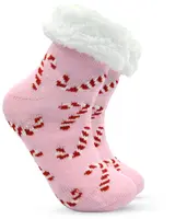 Rosa fluffiga strumpor med vitt sherpa-foder och rödvita polkagrisar, ankelhöga, varma och bekväma, perfekta för vinter eller mysiga stunder.