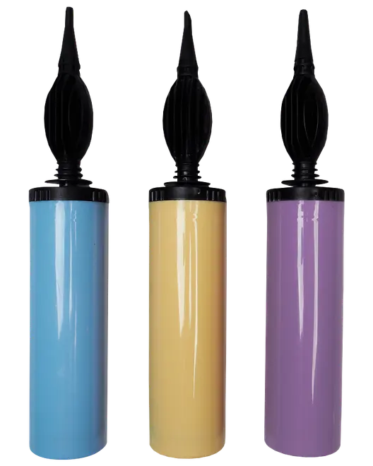 Sæt med tre håndluftpumper med sorte håndtag, blå, gul og lilla cylindriske kroppe. Velegnet til oppustning af balloner eller små oppustelige genstande. Let og brugervenlig.