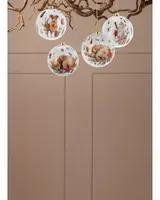 Fyra julgranskulor i glas med illustrationer av skogsdjur och botaniska detaljer, guldfärgade upphängningar. Perfekta för en naturinspirerad julgransdekoration.