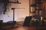 Moderne sort LED skrivebordslampe med justerbar arm og slank, rektangulær lyskilde. Touch-kontrol på basen. Perfekt til arbejdsområder, giver fokuseret belysning. Elegant, minimalistisk design.