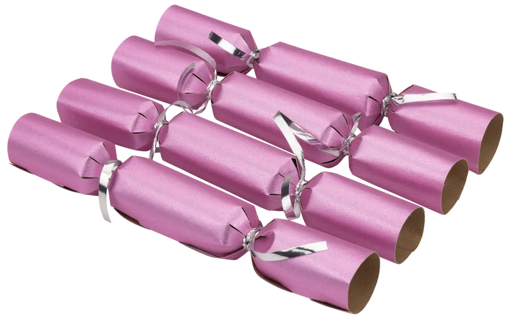 Set med tio rosa julsmällkarameller med blanka silverband, cylindrisk form, tillverkade av kartong, perfekta för festdukningar eller som gåvor på festen.