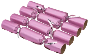 Set med tio rosa julsmällkarameller med blanka silverband, cylindrisk form, tillverkade av kartong, perfekta för festdukningar eller som gåvor på festen.