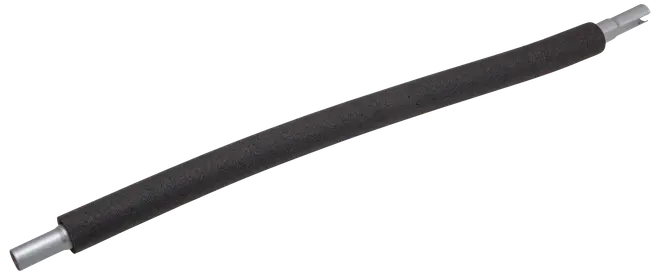 Sort skumrørisolering med sølvfarvede ender, designet til at omslutte rør for termisk isolering og energieffektivitet i VVS- eller ventilationssystemer.