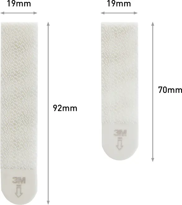 Två vita självhäftande remsor, 19 mm breda, en 92 mm och en 70 mm lång, med rundade ändar och texturerad yta, för montering eller upphängning.
