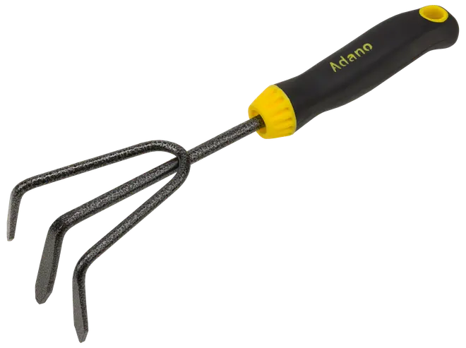 Håndhavekultivator med tre solide metal-tænder, ergonomisk sort og gul håndtag, og Adano-logo. Perfekt til at løsne jord og fjerne ukrudt i små bede.